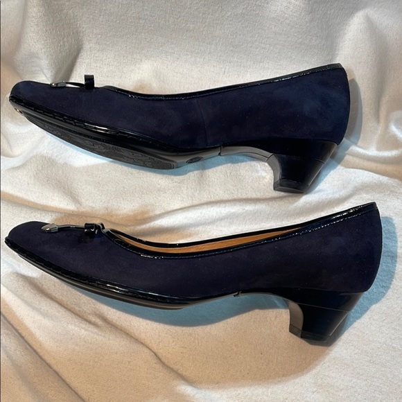 Sofft Navy Blue Suede Heels with Chunky Low Heel and Bow Detail EUC 8N - Picture 10 of 13